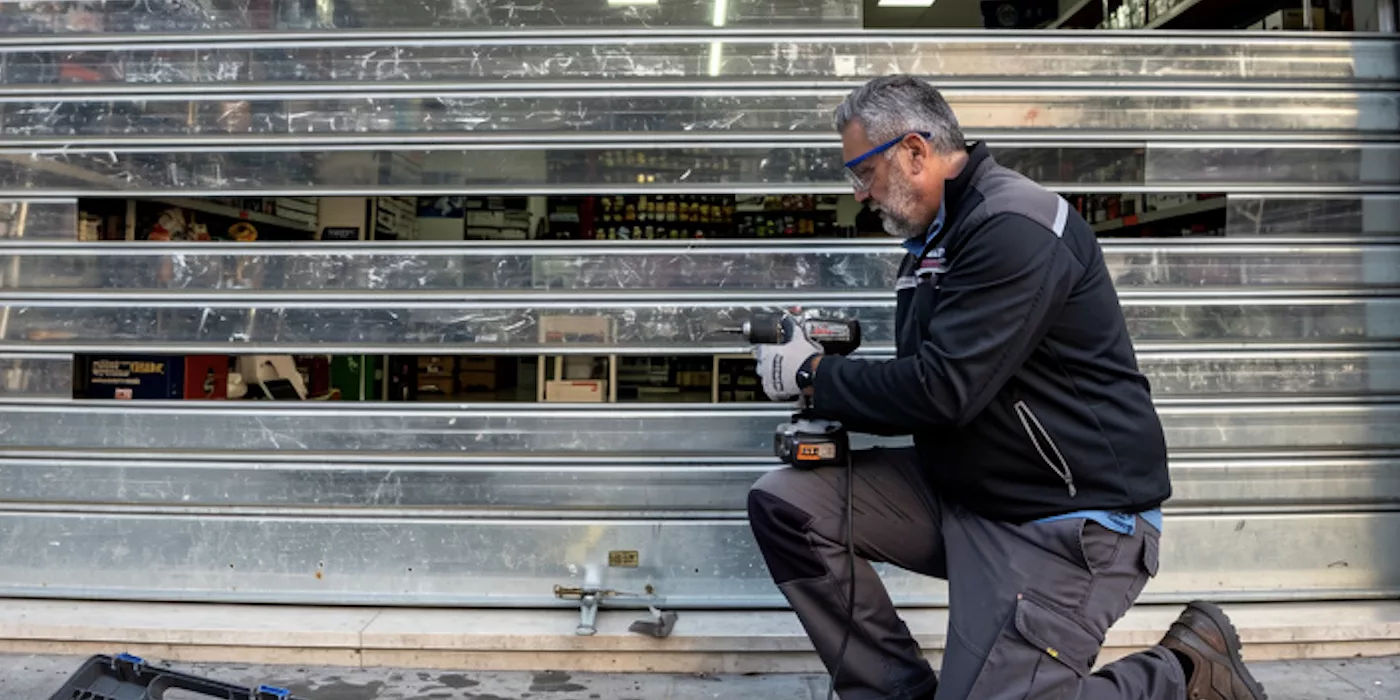 Rideaux et grilles métalliques, que choisir ?